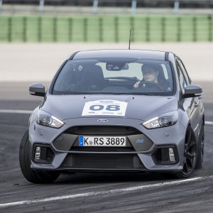 2016-Ford-Focus-RS-front-end-in-motion-02.jpg