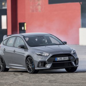 2016-Ford-Focus-RS-front-three-quarter-in-motion-44-1.jpg